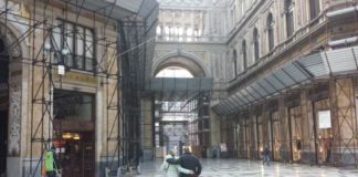 Napoli, paura alla Galleria Umberto I: crolla pezzo di intonaco