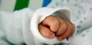 Vasto, in strada con la figlia in braccio: "Non posso più accudirla"