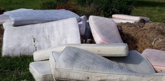 Ponticelli, materassi abbandonati all'ingresso della scuola