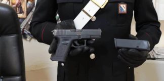 Napoli, scoperta pistola che spara 635 colpi al minuto: arrestato 49enne