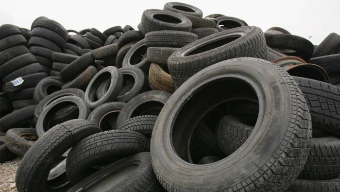 Napoli, Ponticelli: decine di pneumatici lasciati in strada