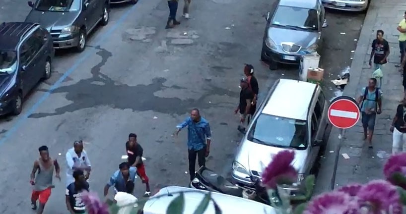 Napoli, choc al Vasto: migrante nudo e armato terrorizza passanti