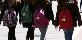Adescava ragazze e si spogliava: domiciliari per maniaco delle scuole