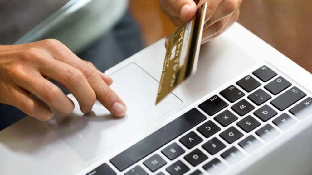 Carte di credito clonate, scoperta una truffa milionaria: 3 arresti