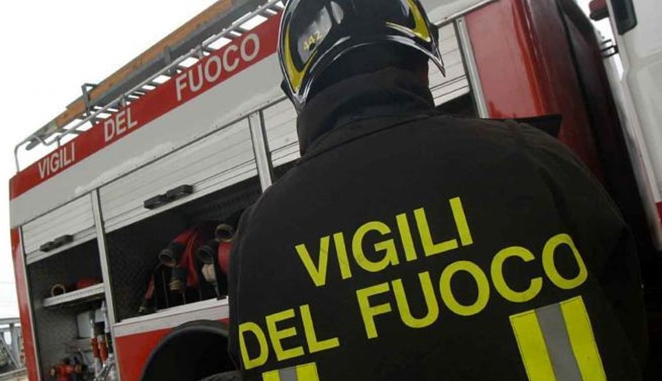 Napoli, Fuorigrotta: Vasto incendio al deposito di giocattoli di Gerardi & Fortuna