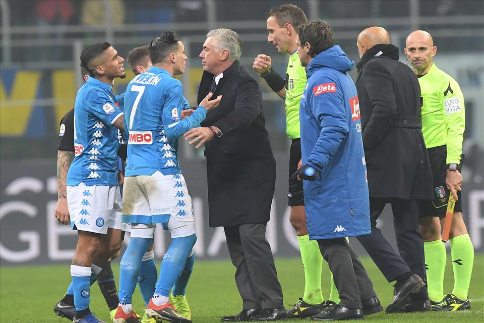 Calcio Napoli, brutta partita tra Inter e Napoli. Decide Martinez al 91 ma Mazzoleni ha grandi colpe