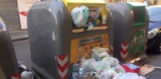 Vomero, via Solimena: mini discarica a cielo aperto