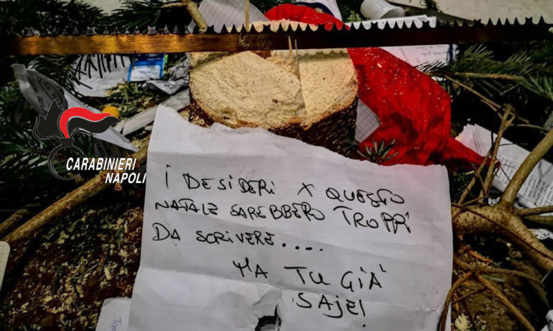 Ritrovato l'albero di Natale della Galleria Umberto rubato dalla babygang