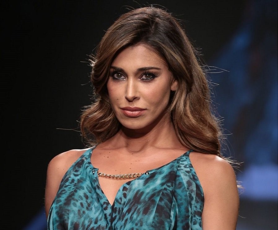Belen Rodriguez, incidente hot: si apre il vestito e si vede tutto Belen Rodriguez, incidente hot: si apre il vestito e si vede tutto
