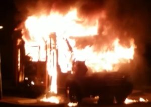 Bus Anm in fiamme a Napoli nel parcheggio davanti al Cardarelli