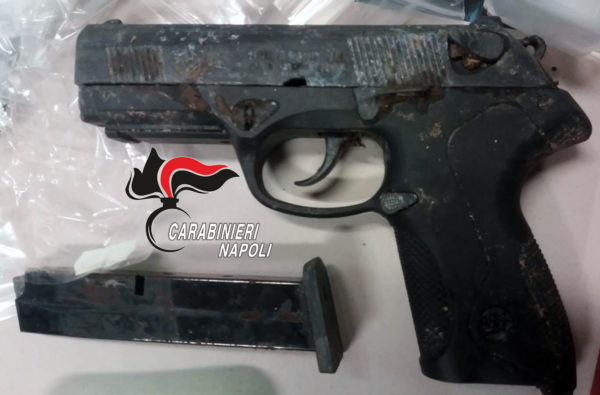 Pozzuoli, Monteruscello: tre arresti in Via De Chirico. Sequestrate droga e pistole Pozzuoli, Monteruscello: tre arresti in Via De Chirico. Sequestrate droga e pistole