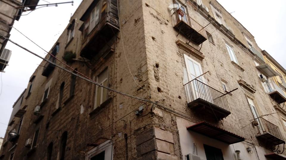 Napoli, paura nei Quartieri Spagnoli: sgomberata palazzina per rischio crolli