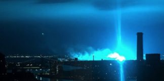 New York: esplosione notturna di una centrale elettrica rende azzurro il cielo