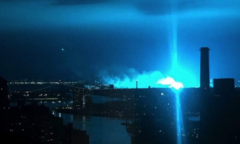 New York: esplosione notturna di una centrale elettrica rende azzurro il cielo