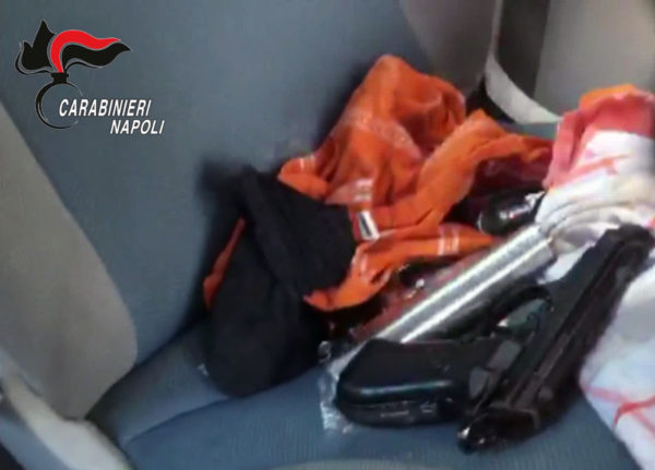 Castello di Cisterna: maxi blitz nella “piazza di spaccio”. Tre arresti Castello di Cisterna: maxi blitz nella “piazza di spaccio”. Tre arresti