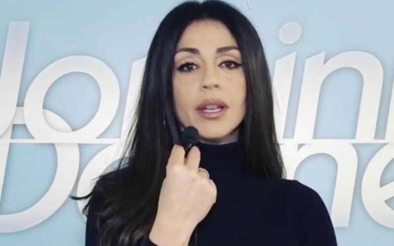 Uomini Donne anticipazioni: Teresa Langella riceve un messaggio d'amore Uomini Donne anticipazioni: Teresa Langella riceve un messaggio d'amore