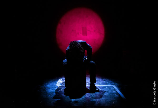 Applausi alla Sala Assoli per “Chapeau” di Roberto Russo con Gianni De Feo Applausi alla Sala Assoli per “Chapeau” di Roberto Russo con Gianni De Feo