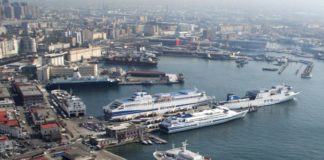 Porto di Napoli, allarme bomba su traghetto