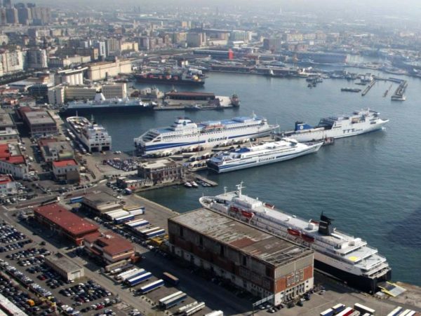 Porto di Napoli, allarme bomba su traghetto