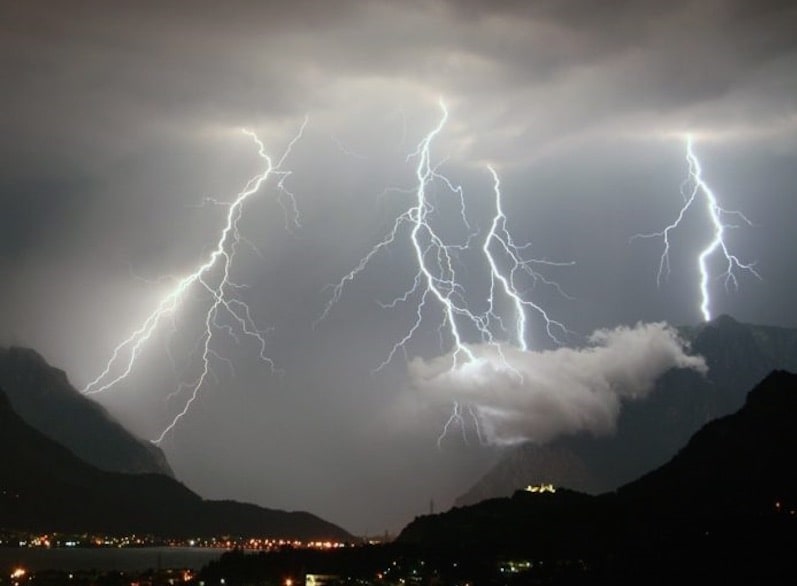 Allerta meteo in Campania per temporali, fulmini e grandine