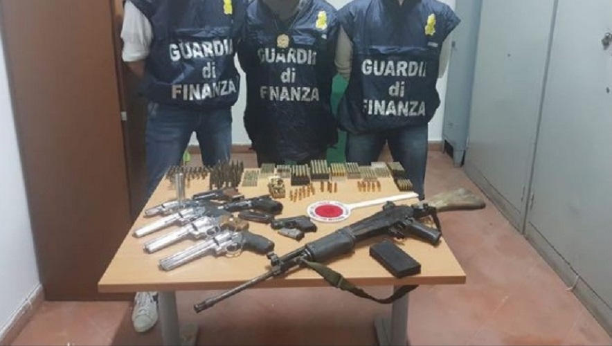 Armi sequestrate nel Napoletano: erano nascoste in una bombola del gas