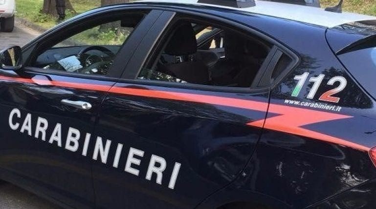 Ariano Irpino, uomo si uccide dopo ricatto hot: arrestata una prostituta