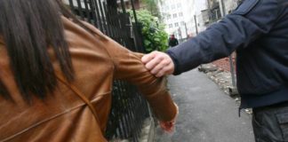 Un uomo a bordo di uno scooter nel centro storico di Napoli stava tentando di strappare la borsa ad una donna ma è stato raggiunto e bloccato da un agente della Squadra Mobile.