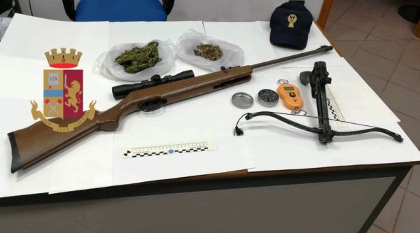 Castellammare: sequestrati droga, un kalashnikov e un fucile a canne mozze