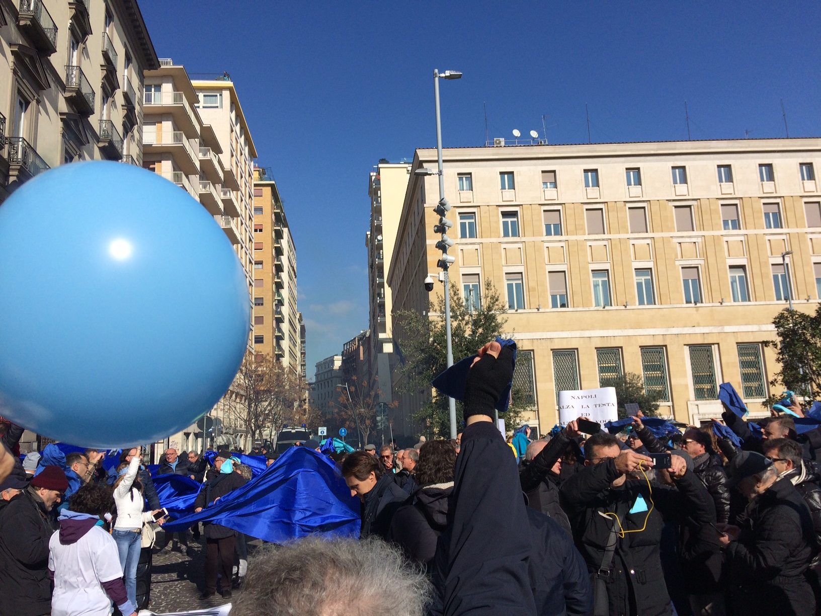 'Marea azzurra' in piazza a Napoli contro le istituzioni