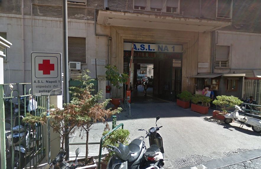 Ospedale Vecchio Pellegrini: dimessa per un mal di pancia, muore