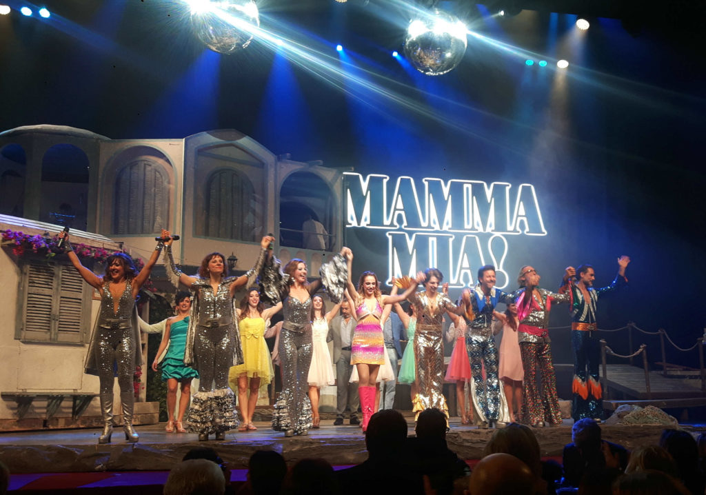 Con il musical 'Mamma Mia!' e le canzoni degli Abba si balla al teatro Augusteo