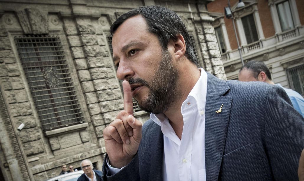 Salvini a Napoli, tensione in piazza Plebiscito: scontri tra Polizia e centri sociali 