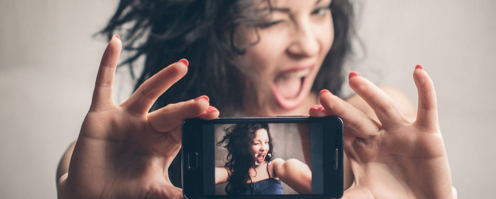 Il selfie sul web fa crescere il narcisismo