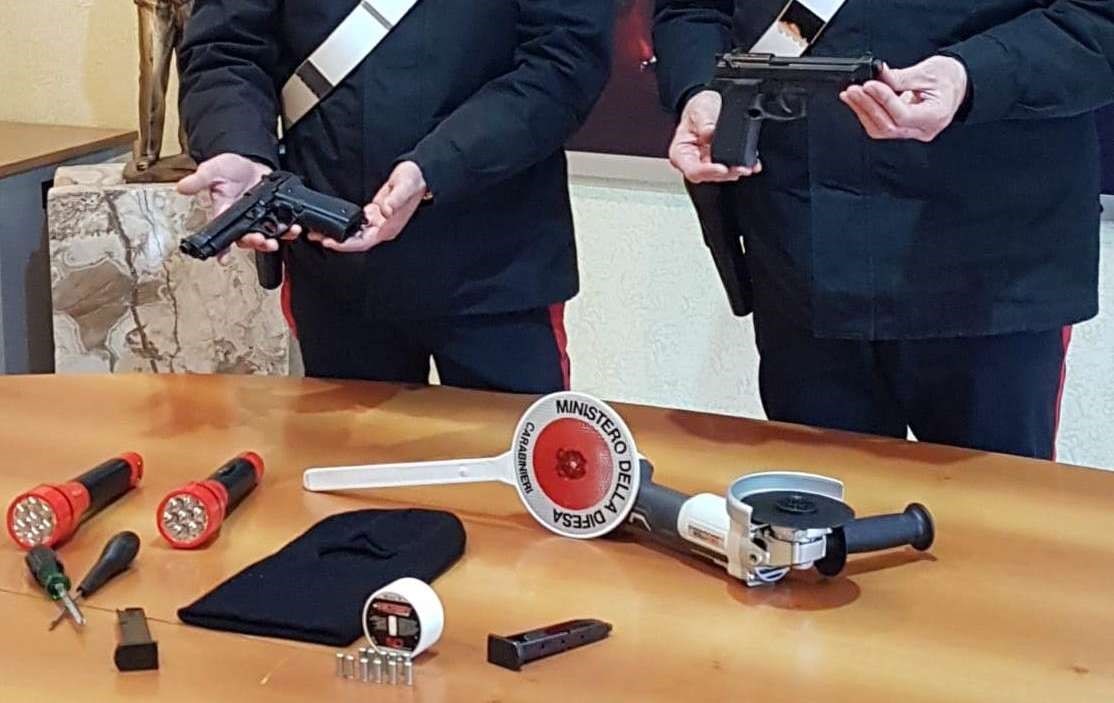 Napoli, Scampia e Rione Traiano: Arrestato 35enne in possesso di una pistola con puntatore laser pronta all'uso