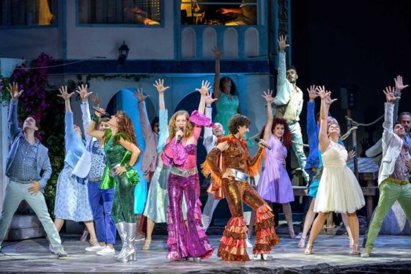 Con il musical 'Mamma Mia!' e le canzoni degli Abba si balla al teatro Augusteo