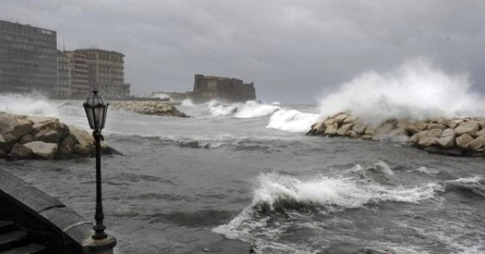 Maltempo a Napoli: chiuse 13 scuole, viale Gramsci e la Villa Comunale