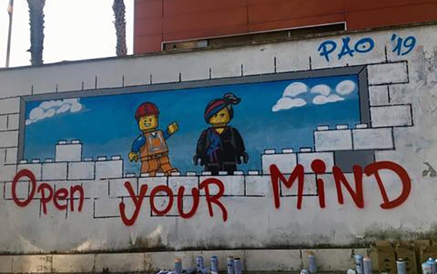 Napoli, Bagnoli: ecco il murales dedicato agli “omini” della Lego