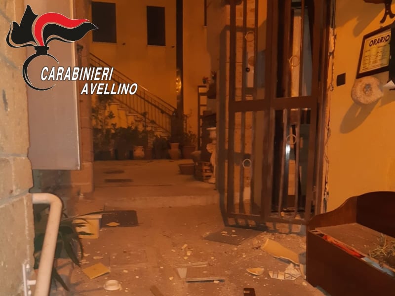 Monteforte Irpino: Esplosa bomba all'ingresso della trattoria 