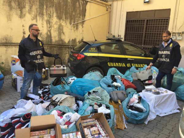 Blitz al mercato di Santa Maria Capua Vetere: Maxi sequestro di merce contraffatta