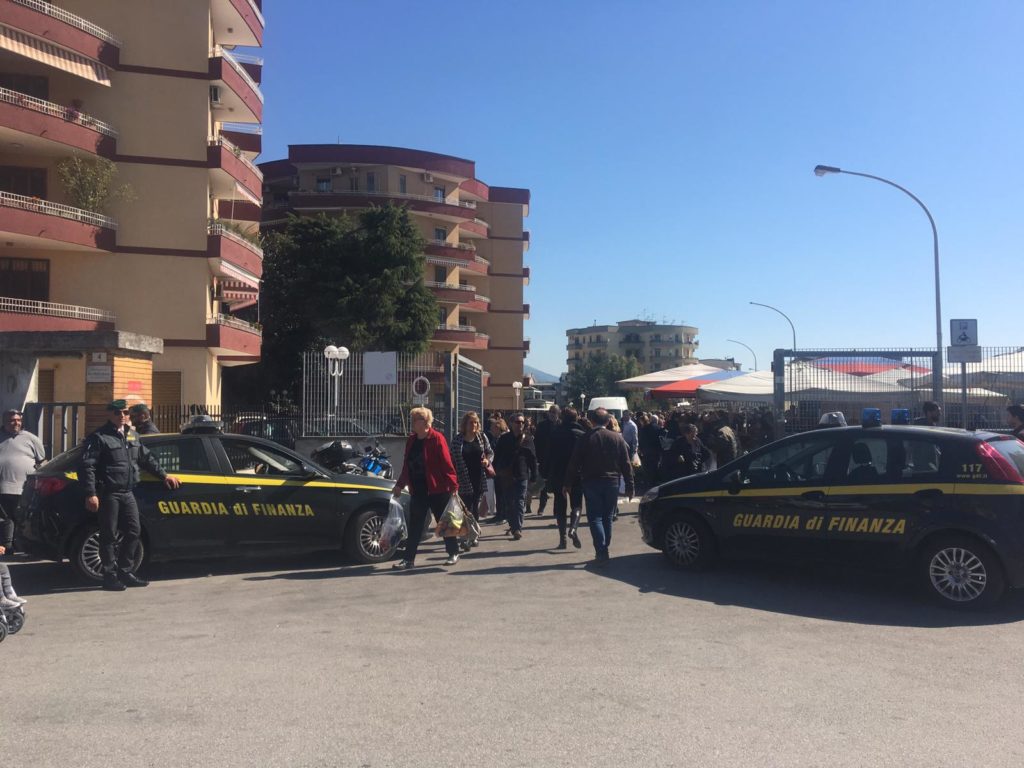 Blitz al mercato di Santa Maria Capua Vetere: Maxi sequestro di merce contraffatta