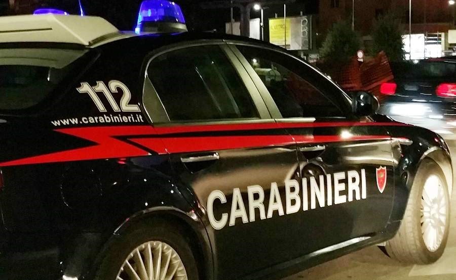 Acerra: Due uomini rapinano un bar ma titolare li mette in fuga sparando. Rintracciati ad Afragola sono stati arrestati dai carabinieri.