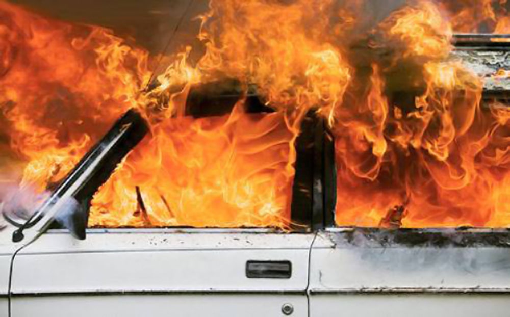 Calabria: 42enne evade dai domiciliari e incendia auto con dentro ex moglie