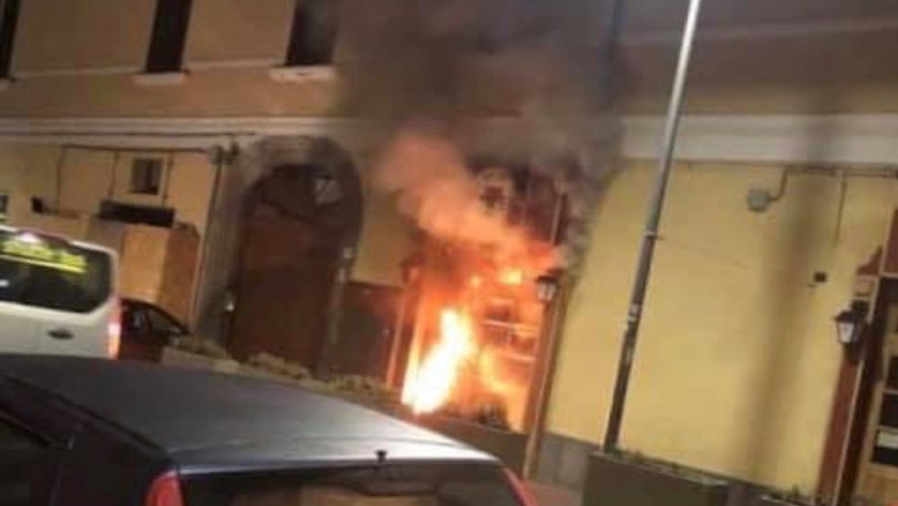 Torre del Greco, bomba contro pub in corso Garibaldi: locale in fiamme