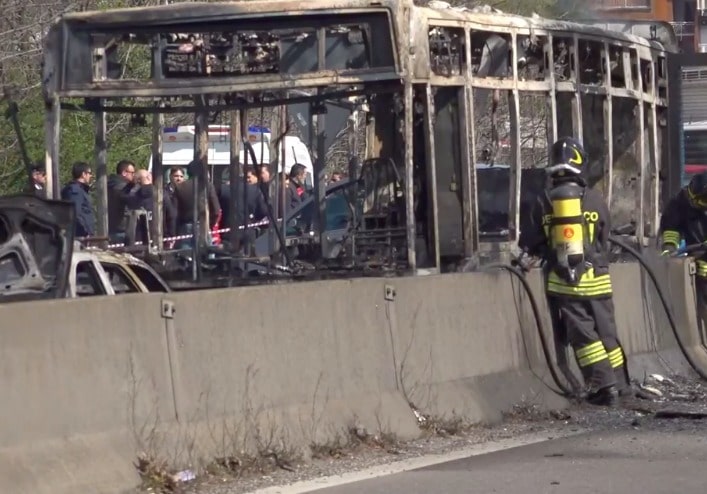 Autista sequestra scuolabus con 51 passeggeri a bordo e dà fuoco: tutti salvi