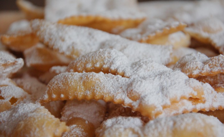 Dolci di Carnevale a Napoli tra chiacchiere e migliaccio