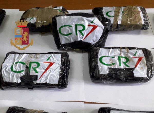 Napoli, Giugliano: Maxi sequestro di 14 chili di droga. Arrestato il corriere 