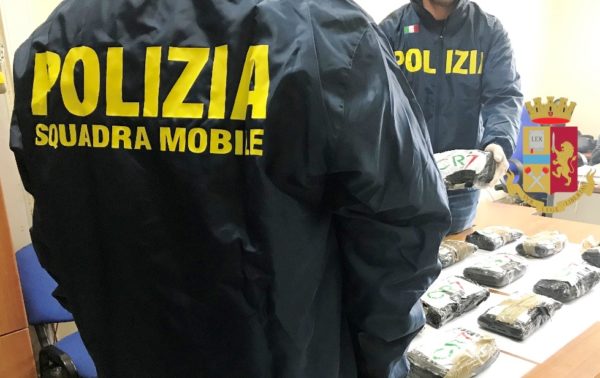 Napoli, Giugliano: Maxi sequestro di 14 chili di droga. Arrestato il corriere