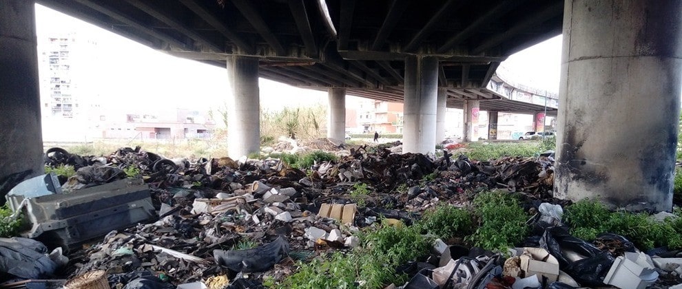 Napoli, Ponticelli: tra rifiuti in strada e discariche a cielo aperto