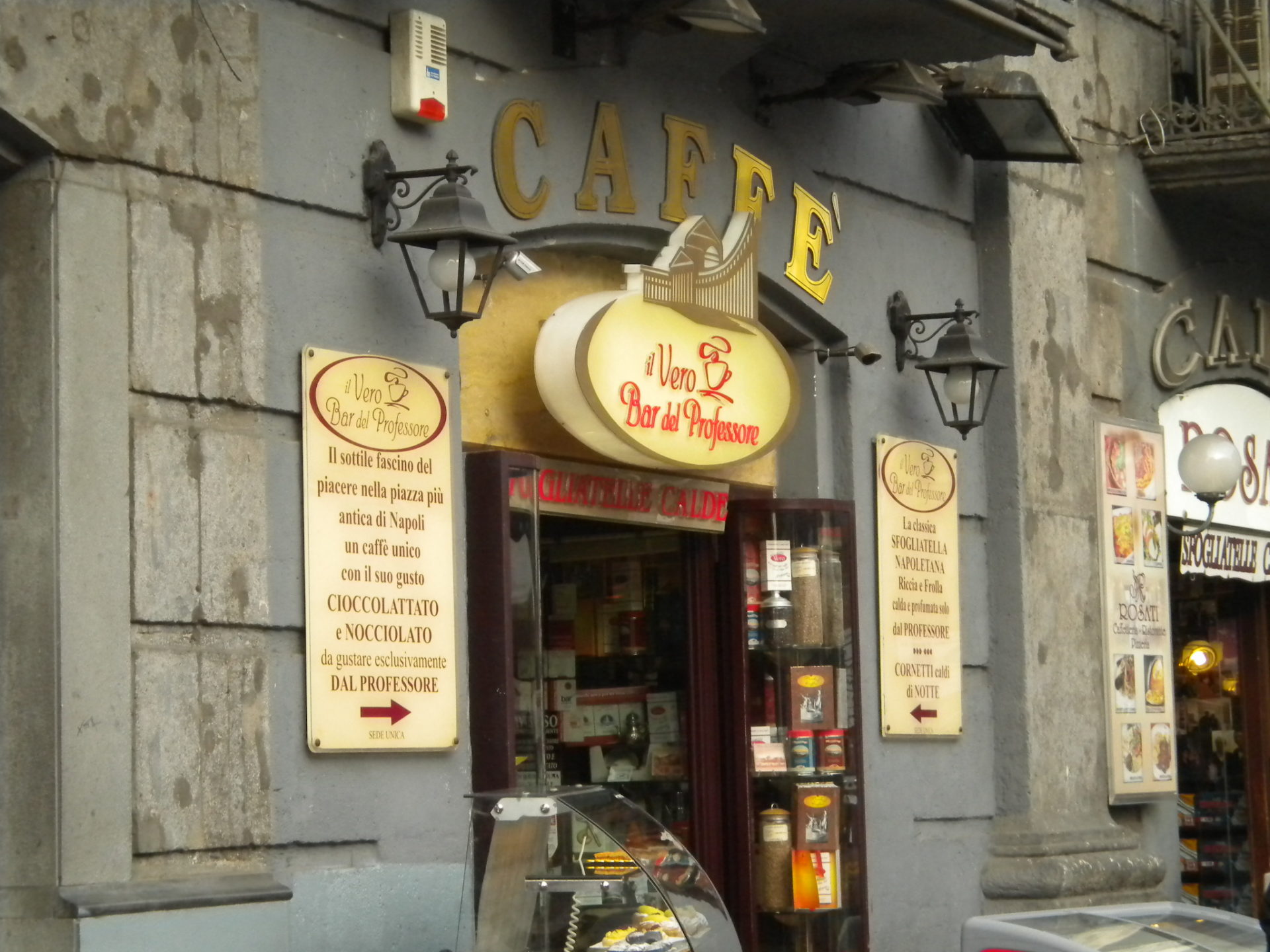 Napoli: Spari contro i vetri del 'Caffè del Professore e del bar 'Monide'