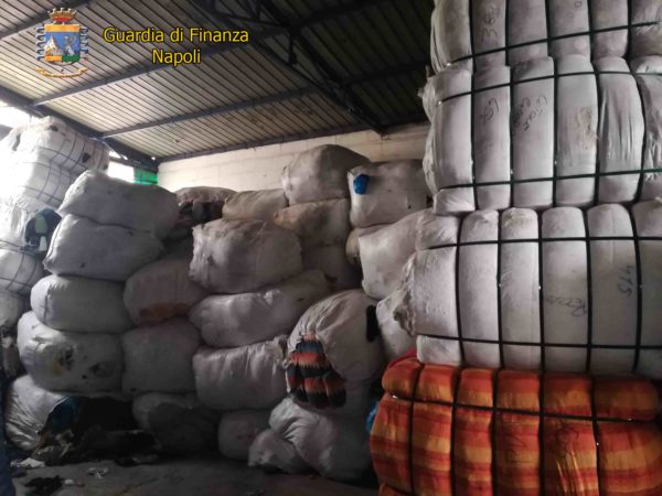 Napoli, Cercola: Smaltimento di rifiuti illeciti e 12 lavoratori in nero. Sequestrata area